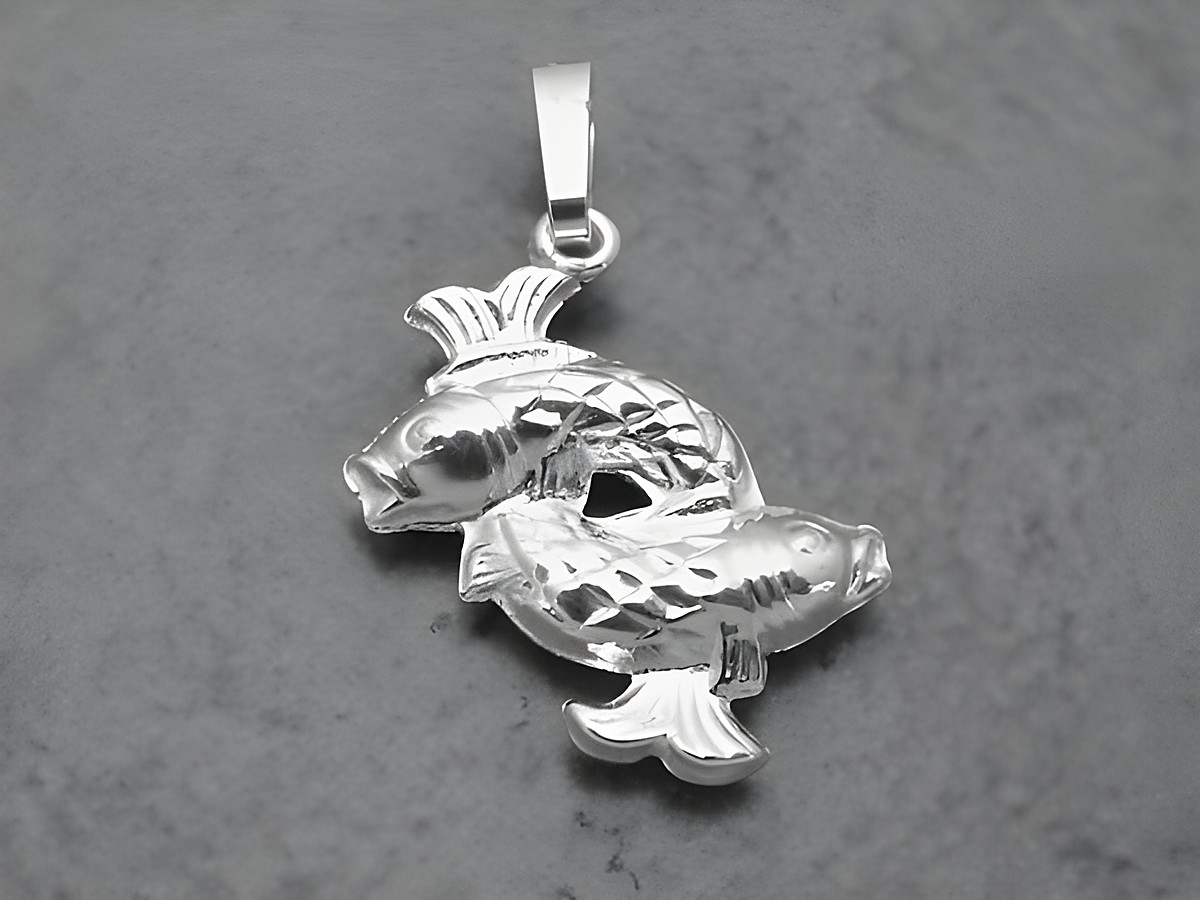 Zwei plastisch gestaltete Fische als Anhänger aus rhodiniertem Sterling Silber, hergestellt von Juwelier Harnisch, symbolisieren das Sternzeichen Fische.