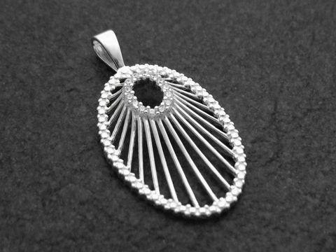 Filigraner ELEGANCE Anhänger aus 925 Sterling Silber von Juwelier Harnisch, mit besonderem Design, ovaler Form und feiner Linienstruktur, ideal als Schmuckstück für jeden Anlass.