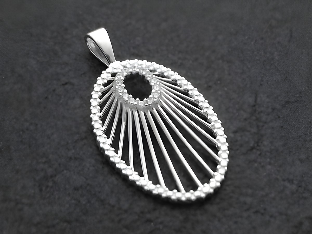 Filigraner ELEGANCE Anhänger aus 925 Sterling Silber von Juwelier Harnisch, mit besonderem Design, ovaler Form und feiner Linienstruktur, ideal als Schmuckstück für jeden Anlass.