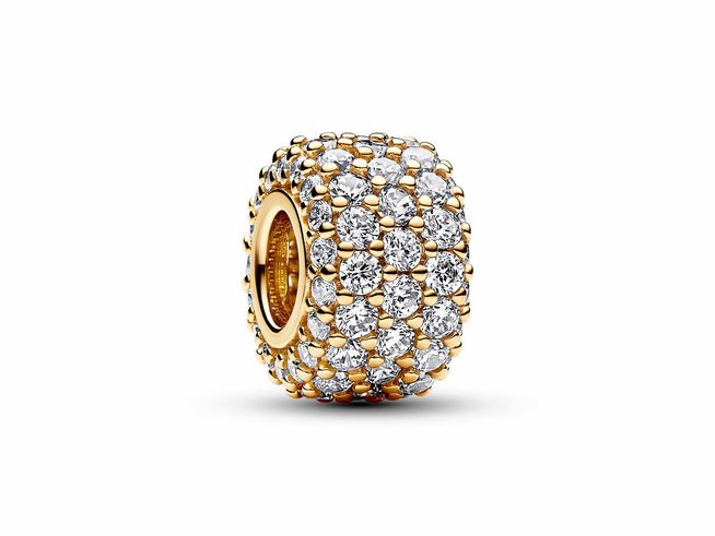 Funkelndes Dreireihiges Pavé-Charm von Pandora in Gelbgold Vergoldung mit Zirkonia-Steinen, strahlt Eleganz und Glanz aus, perfekt für jeden Schmuckliebhaber.