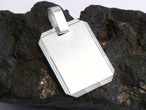 Sterling Silber Gravurplatte Gravuranhänger von Juwelier Harnisch, schlicht und elegant, auf schwarzem Untergrund platziert, ideal für individuelle Gravuren.