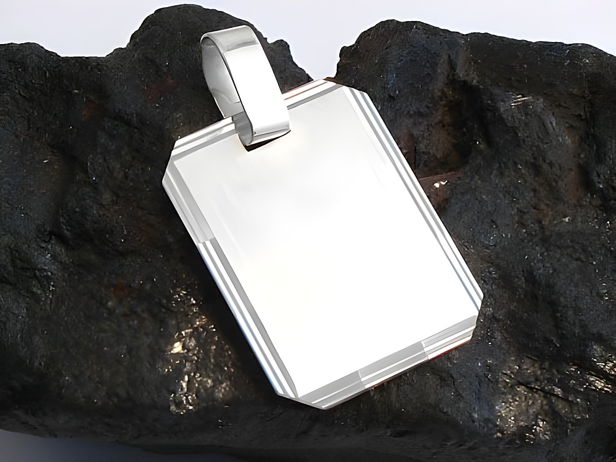Sterling Silber Gravurplatte Gravuranhänger von Juwelier Harnisch, schlicht und elegant, auf schwarzem Untergrund platziert, ideal für individuelle Gravuren.