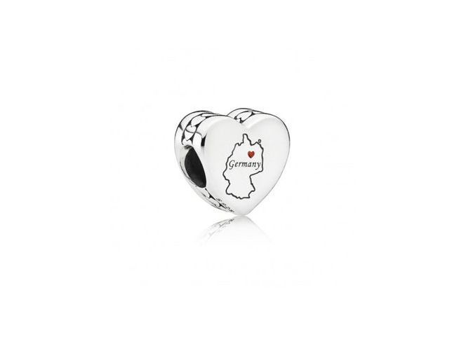792015200-0 Silberner Pandora Charm in Herzform mit Emaille, geprägt mit einer Karte von Deutschland und der Aufschrift Germany, ideal als Ausdruck von Zuneigung.