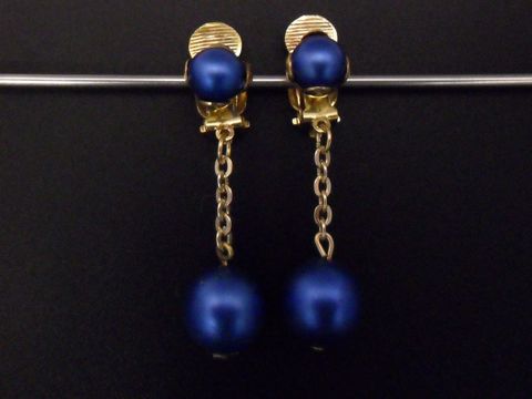 71871-0 Ohrclip in blau matt mit zeitlosem Design, goldfarbene Elemente und Kunstharz, Hersteller Juwelier Harnisch, eleganter Schmuck.