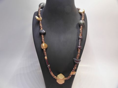 Holzkette Multiform 20 mm bunt 90 cm Holz Schmuck von Juwelier Harnisch, besteht aus verschiedenen bunten Holzperlen in unterschiedlichen Formen und ist auf einem schwarzen Halsständer präsentiert.