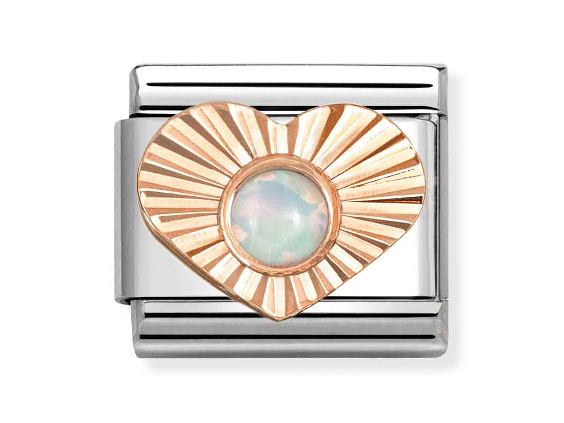 Classic Roségold Charm in Herzform mit strahlenförmiger Struktur und transparentem Opal in der Mitte, verziert auf silbernem Grund, stilvoll und elegant, von Pandora, Neuheiten.