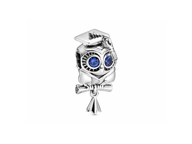 Pandora Silber Charm 798907C01 in Form einer Eule mit Abschlussmütze und blauen Krystallen, inklusive Gravur, symbolisiert den Abschluss und den Erfolg im Leben.