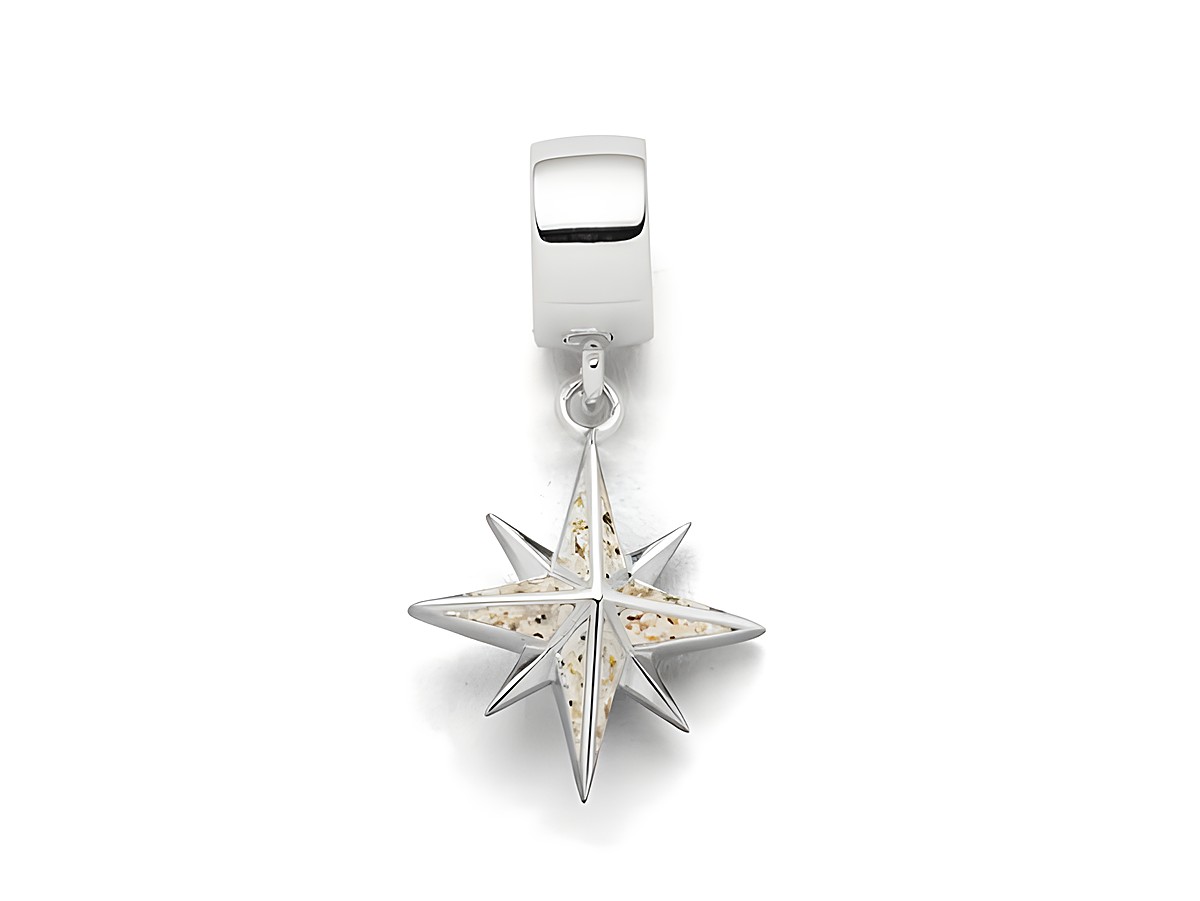 Charm aus sterling Silber in Form einer Kompassrose mit Strandsand in der Mitte, elegant und detailliert gestaltet, ideal für jeden Schmuckliebhaber und perfekt zum Kombinieren.