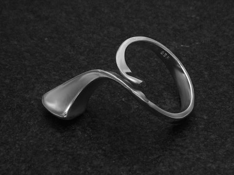 Silberring ORIGINELL Gr. wenig verstellbar, Hersteller Juwelier Harnisch, ohne Stein, mit geschwungener Form und glänzender Oberfläche, elegantes Design, ideal für besondere Anlässe.