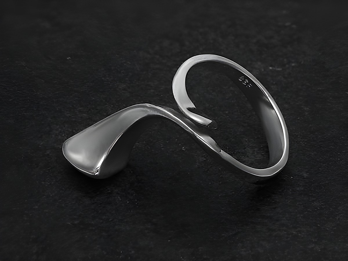 Silberring ORIGINELL Gr. wenig verstellbar, Hersteller Juwelier Harnisch, ohne Stein, mit geschwungener Form und glänzender Oberfläche, elegantes Design, ideal für besondere Anlässe.