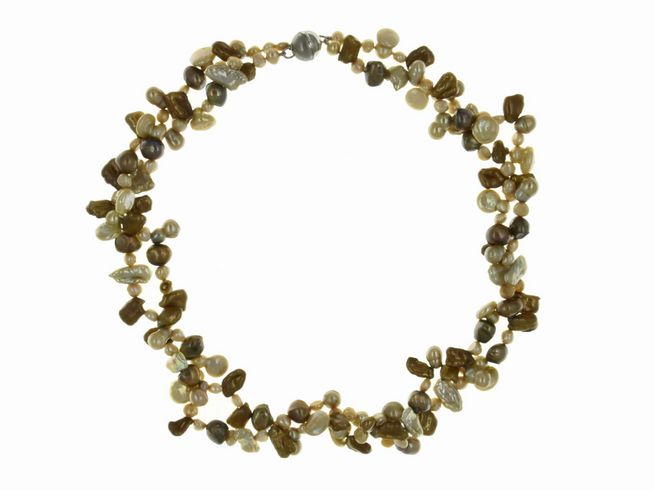 Perlenkette 2-reihig aus Süßwasser-Zuchtperlen und Biwa-Perlen in Braun und Creme mit einer Länge von 50-55 cm, Silberverschluss, besonderes Design von Juwelier Harnisch.