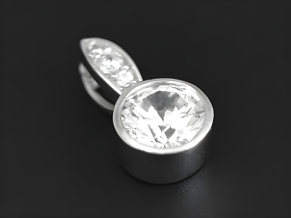 Rund silber Anhänger mit glitzerndem Stein, rhodiniert und Zirkonia, besonderses Design vom Juwelier Harnisch. Ideal für elegante Schmuckliebhaber.
