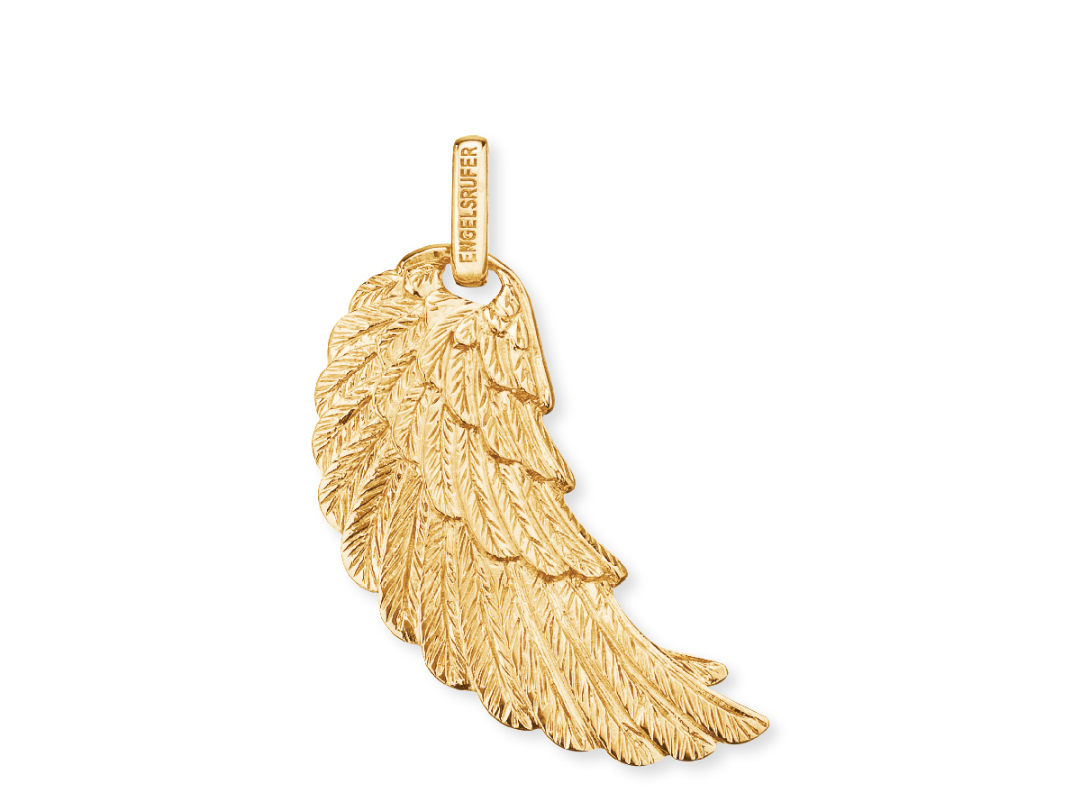 Ein gelbgold vergoldeter Engelsrufer Flügel Anhänger aus Silber mit einer Länge von 2,5 cm, kunstvoll gestaltet mit feinen Details und einer eleganten Hängeschlaufe.