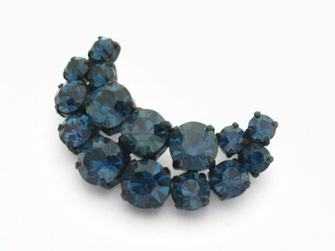 Strass Brosche in Sichelform mit blauen, gefassten Steinen, neu vom Hersteller Juwelier Harnisch. Die funkelnde Brosche eignet sich ideal als Accessoire für verschiedene Outfits.