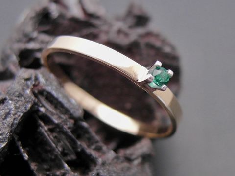 Zarter Goldring in Größe 57 aus Gold 333 mit synthetischem Smaragd, Hersteller Juwelier Harnisch, geeignet bis Größe 58 oder 18,5.