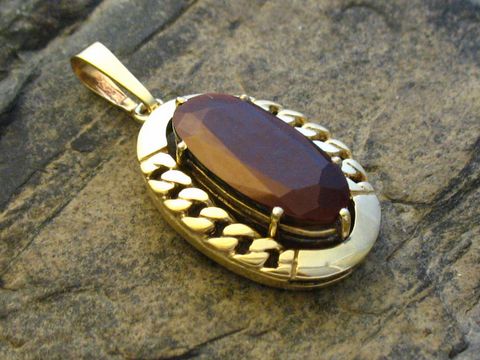 Gold Anhänger mit ovalem Granat im retro Stil, Gold 333, Hersteller Juwelier Harnisch, edles Schmuckstück mit faszinierendem Glanz und zeitloser Eleganz.