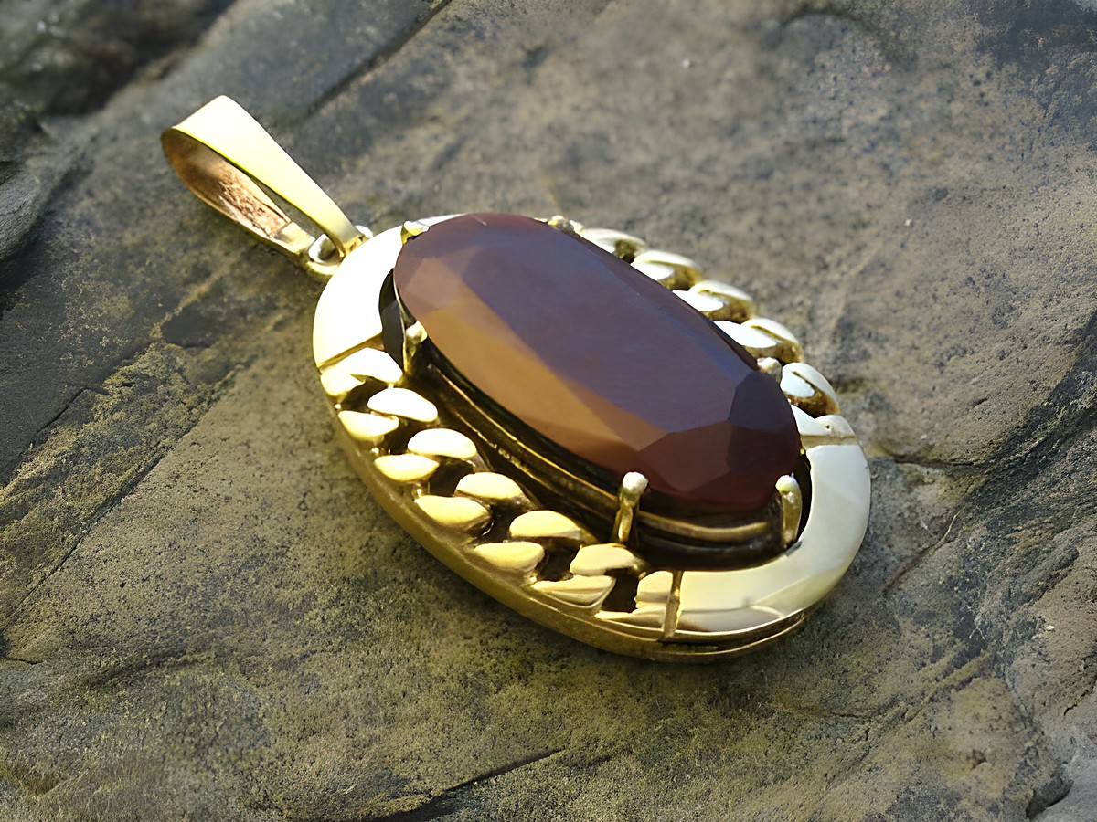 Gold Anhänger mit ovalem Granat im retro Stil, Gold 333, Hersteller Juwelier Harnisch, edles Schmuckstück mit faszinierendem Glanz und zeitloser Eleganz.