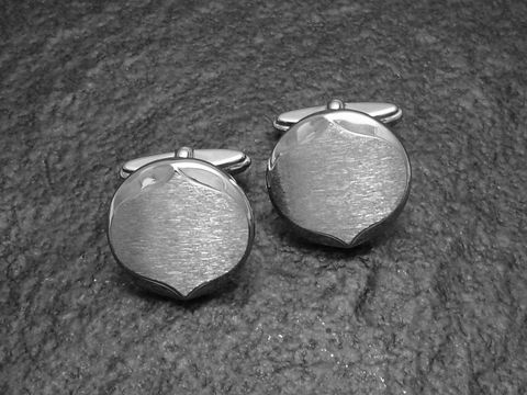Silberne Manschettenknöpfe im Vintage-Stil von Juwelier Harnisch, klassisches Design mit gravurfähiger Fläche, ideal für elegante Anlässe.