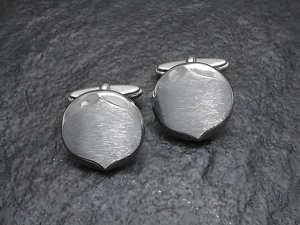 Silberne Manschettenknöpfe im Vintage-Stil von Juwelier Harnisch, klassisches Design mit gravurfähiger Fläche, ideal für elegante Anlässe.