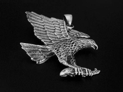 Silber Anhänger in Form eines Adlers, der einen Fisch im Gefangenen hat. Detaillierte Verarbeitung, Hersteller: Juwelier Harnisch, geeignet für Tierliebhaber.