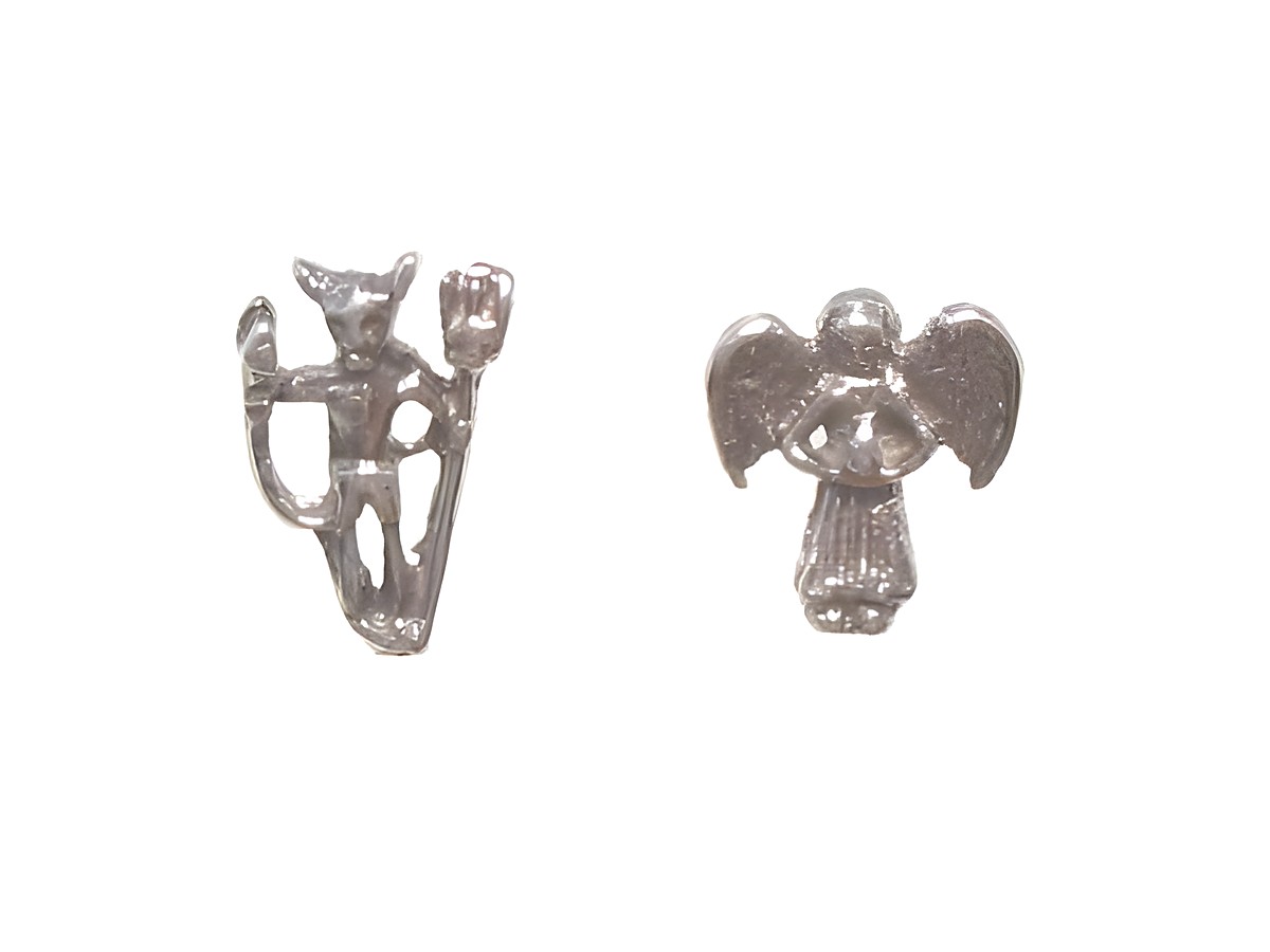 Sterling Silber Ohrstecker in Form eines Teufels und eines Engels, hergestellt von Juwelier Harnisch, ohne Stein, stilvolles Design für jeden Anlass.
