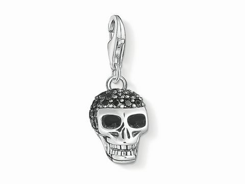 Charm-Anhänger von Thomas Sabo in Form eines schwarzen Totenkopfs mit funkelnden Details, aus der Vintage Rebel Kollektion, Artikelnummer 1547-643-11.