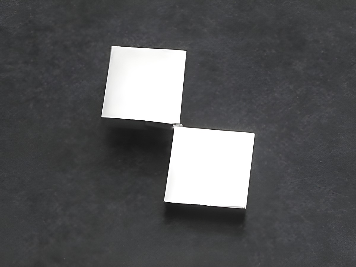 Silber Anhänger im Designer Muster mit quadratischen Elementen, Hersteller: Juwelier Harnisch, besonderes Design, moderne Ästhetik und zeitlose Eleganz.