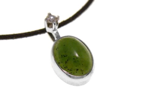 Goldanhänger mit ovalem jadegrünem Stein und diamantbesetztem Verschluss, gefertigt aus Weißgold, vom Hersteller Juwelier Harnisch, hochwertig verarbeitet mit edlen Materialien.