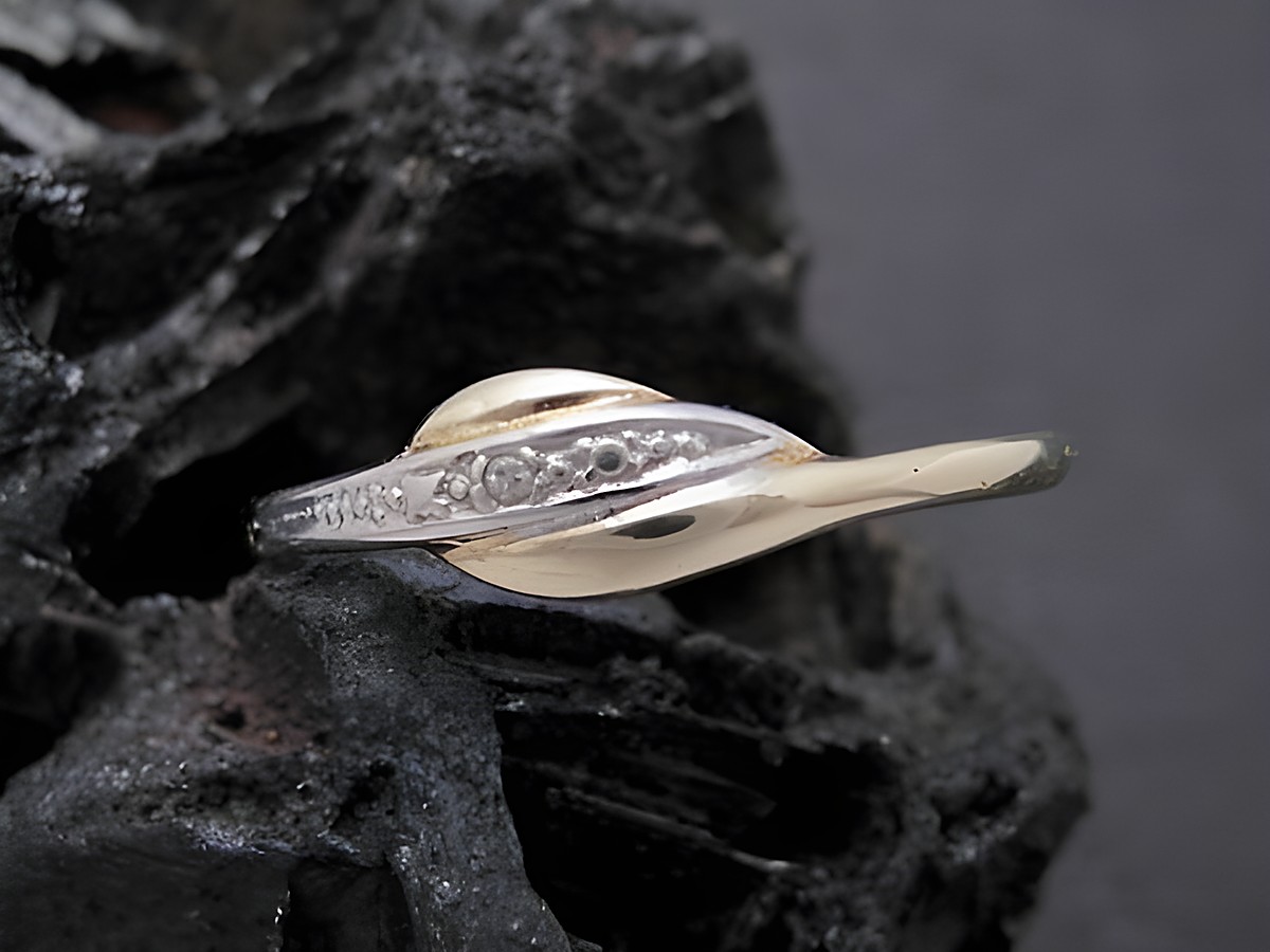 Gold Ring klassisch Gold 585 bicolor mit Diamant Goldring in Gr. 53,5 bis Gr. 54/17,5, Hersteller Juwelier Harnisch, elegant und zeitlos gestaltet.