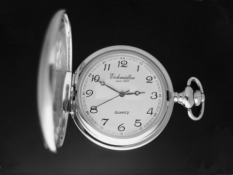 Silberfarbene Taschenuhr mit Deckel und poliertem Quarz Werk, Hersteller Juwelier Harnisch, elegante Ziffern und klassische Form, ideal für Liebhaber von Taschenuhren.