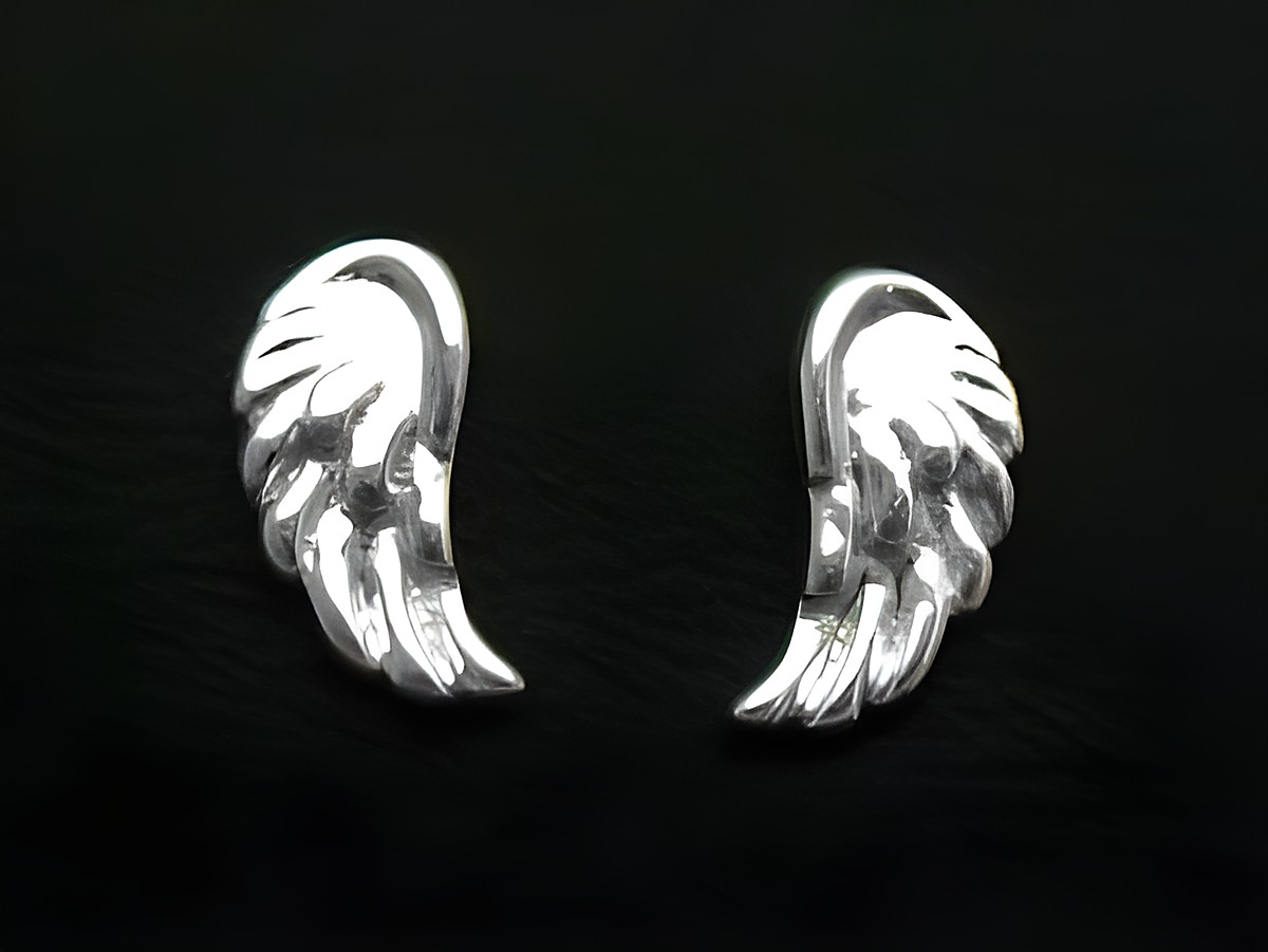 Ohrstecker in Form von Flügeln aus 925 Sterling Silber, ohne Stein, gefertigt vom Juwelier Harnisch, elegante und symbolhafte Accessoires für jeden Anlass.