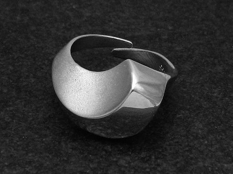 Silberring Wellenform, wenig verstellbar, rhodiniert, Hersteller Juwelier Harnisch, ohne Stein, modernes Design, elegant und zeitlos, ideal für daily wear oder besondere Anlässe.
