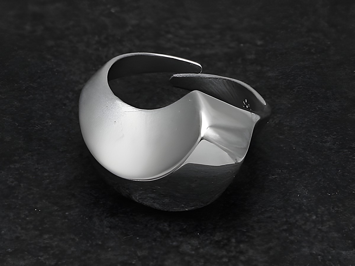 Silberring Wellenform, wenig verstellbar, rhodiniert, Hersteller Juwelier Harnisch, ohne Stein, modernes Design, elegant und zeitlos, ideal für daily wear oder besondere Anlässe.