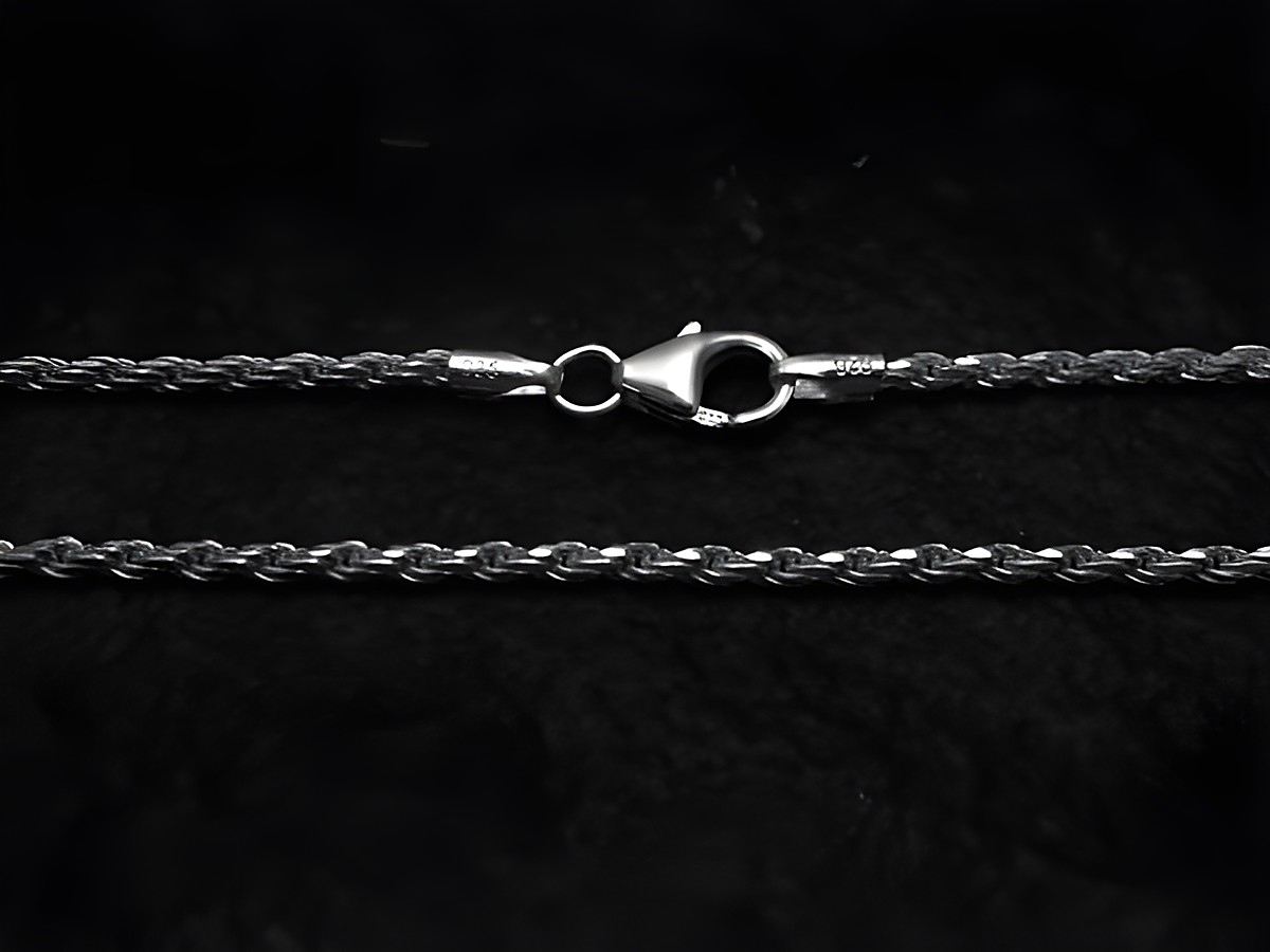 Kordelkette aus rhodiniertem Sterling Silber, 65 cm lang und 1,8 mm dick, mit sicherem Karabinerverschluss, Hersteller Juwelier Harnisch, ideal für elegante Schmuckstücke.