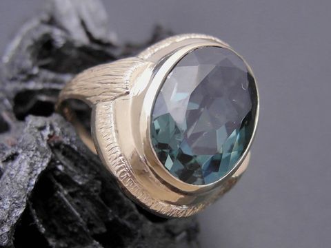 Imposanter Goldring in Größe 53 mit synthetischem Turmalin aus Gold 333, gefertigt vom Juwelier Harnisch, bis Größe 54/17,5.