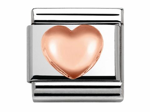 443010422-0 Eine Roségold-Herzplatte mit gewölbter Form vor einem silbernen Hintergrund, passend für die Nomination Classic-Armbandkollektion. Ideal für persönliche Schmuckgestaltungen.