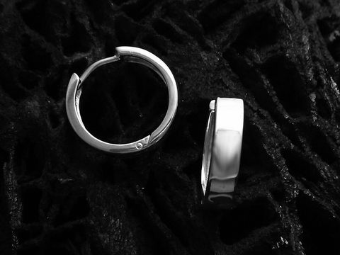 Creolen 1,7 cm aus poliertem Sterling Silber von Juwelier Harnisch, elegant und schick, ideal für jeden Anlass, glänzendes Finish, bis 25 mm Durchmesser.