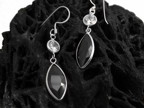 Ohrringe black white aus Zirkonia und Sterling Silber von Juwelier Harnisch, elegante Ohrhänger mit funkelndem Stein, schwarz und klar, schick und zeitlos, ideal für jeden Anlass.