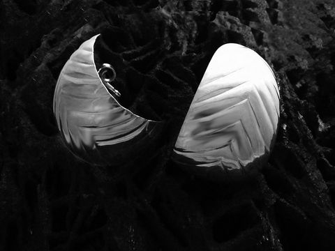 Halbcreole aus 2,4 cm Sterling Silber im Retrolook, poliert mit einem feinen Muster, Hersteller Juwelier Harnisch, bis 25 mm geeignet. Schlichtes und elegantes Design.