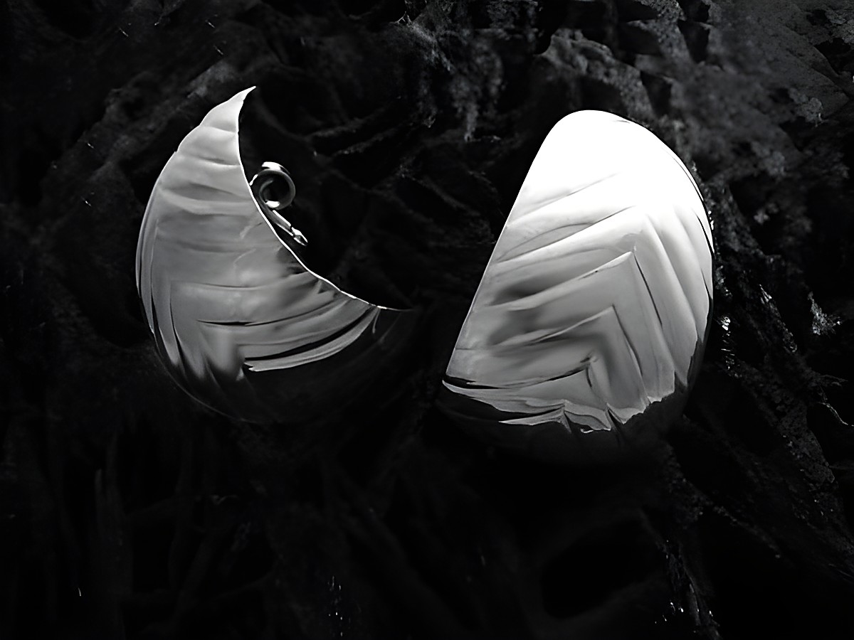 Halbcreole aus 2,4 cm Sterling Silber im Retrolook, poliert mit einem feinen Muster, Hersteller Juwelier Harnisch, bis 25 mm geeignet. Schlichtes und elegantes Design.