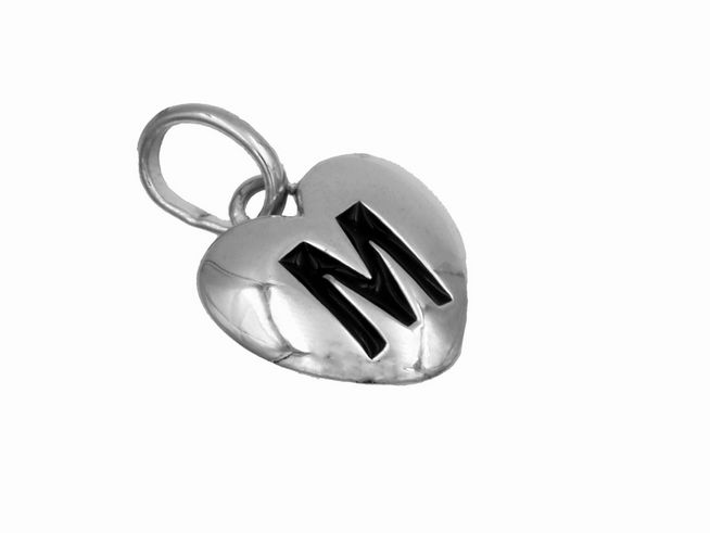 Anhänger Herz Buchstabe M aus 925 Sterling Silber, poliert und rhodiniert, hergestellt von Juwelier Harnisch, geeignet für Kinder.