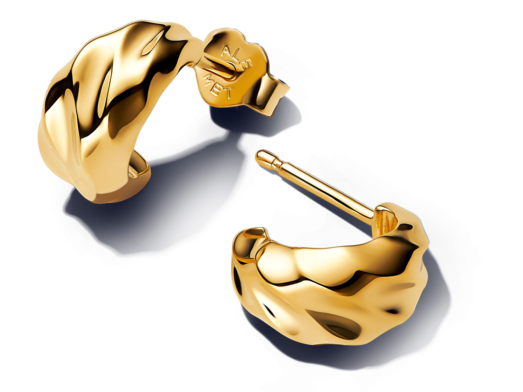 Wellenförmige Ohrstecker in Gelbgold Vergoldung von Pandora, elegant und modern, ideal für vielseitige Anlässe, im Fokus der Schmuckneuheiten.