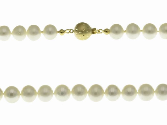 Perlenkette 8,5-9 mm in Weiß aus hochwertigem Material mit einer Länge von 43 cm, verziert mit einem klassischen Verschluss aus 585er Gold, ideal für elegante Anlässe.