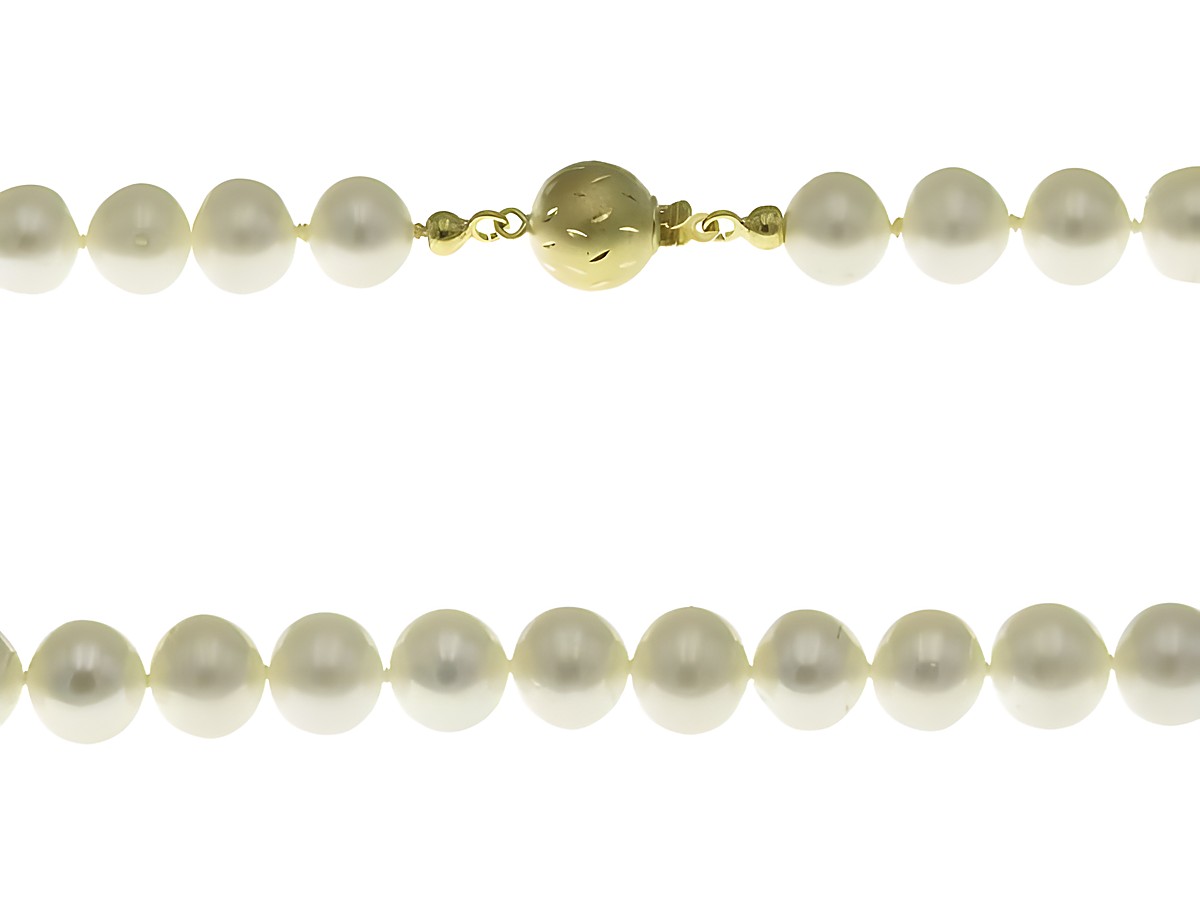 Perlenkette 8,5-9 mm in Weiß aus hochwertigem Material mit einer Länge von 43 cm, verziert mit einem klassischen Verschluss aus 585er Gold, ideal für elegante Anlässe.