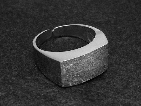 Silberring rho zeitlos teilmattiert Größe verstellbar, hergestellt von Juwelier Harnisch, rhodiniert, ohne Stein, mit einer markanten, quadratischen Optik und modernen Oberflächenstrukturen.