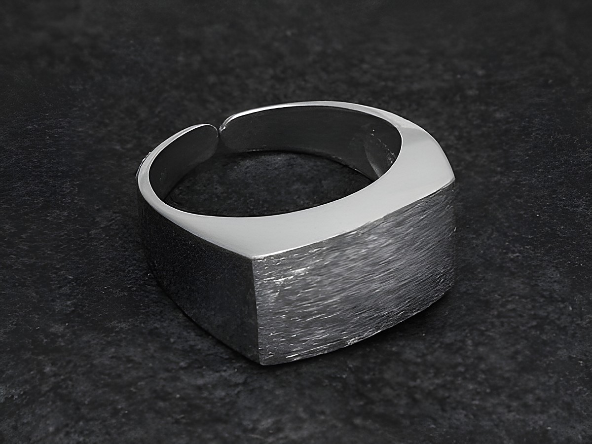 Silberring rho zeitlos teilmattiert Größe verstellbar, hergestellt von Juwelier Harnisch, rhodiniert, ohne Stein, mit einer markanten, quadratischen Optik und modernen Oberflächenstrukturen.