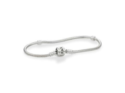 Ein PANDORA Armband mit einem PANDORA Verschluss 590702HV in 19 cm aus Silber. Das Armband zeigt eine feine, elegante Struktur und eignet sich perfekt für individuelle Charms.