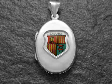 Silbermedaillon mit dem Wappen von Andorra, das farbenfrohe Elemente wie Streifen und Hüte zeigt, gefertigt vom Juwelier Harnisch, ideal für Sammler und Liebhaber europäischer Medaillons.