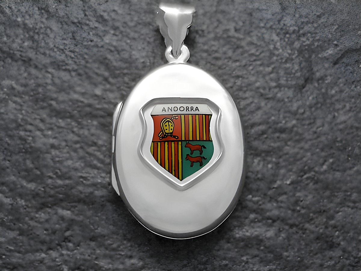 Silbermedaillon mit dem Wappen von Andorra, das farbenfrohe Elemente wie Streifen und Hüte zeigt, gefertigt vom Juwelier Harnisch, ideal für Sammler und Liebhaber europäischer Medaillons.