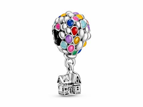 Charm von Pandora mit einem Heißluftballon, der mit bunten Steinen verziert ist, und einem kleinen Haus als Detail, inspiriert von Disney's Film "Oben".
